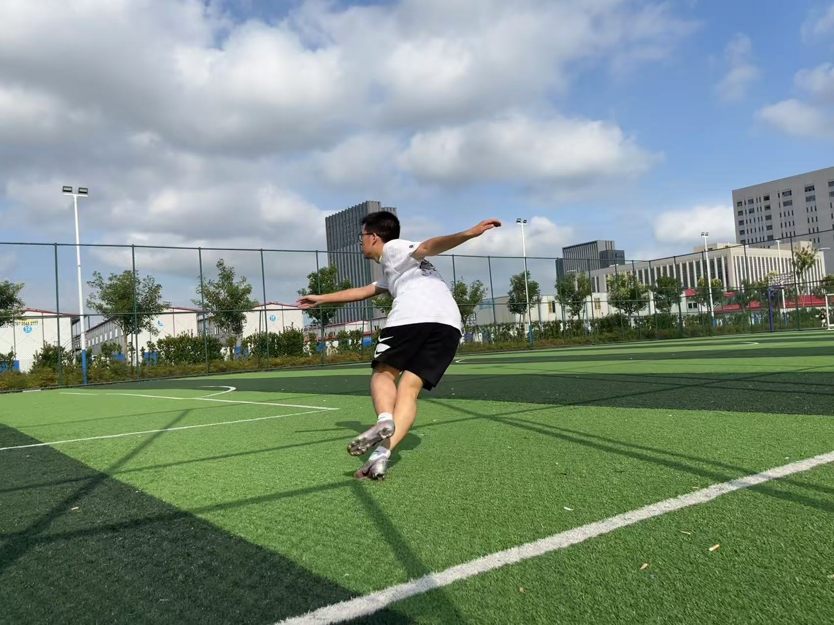 当时还会踢足球